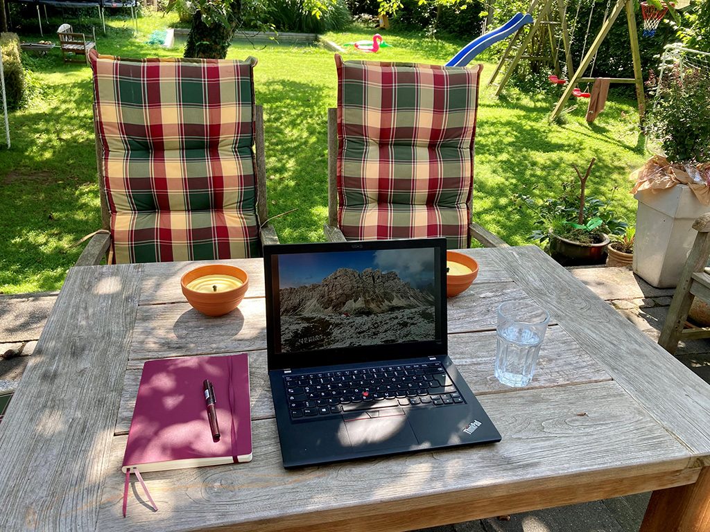 Foto des Arbeitsplatzes von Autorin Sarah Höflich.