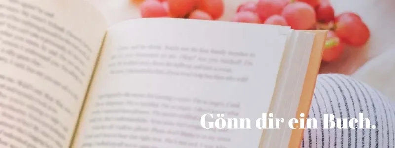 Lesende Frau und Text Gönn dir ein Buch.
