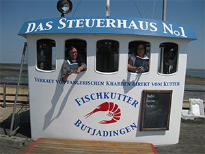 Krischan Koch und Begleitung mit Büchern in einem Boot