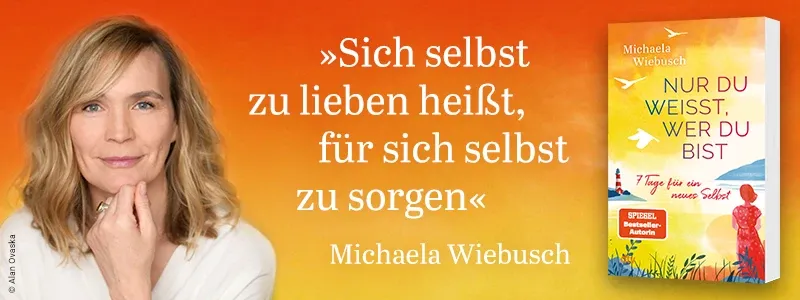 Orangener Hintergrund mit Autorin Michaela Wiebusch und ihrem Buch ›Nur du weißt wer du bist‹