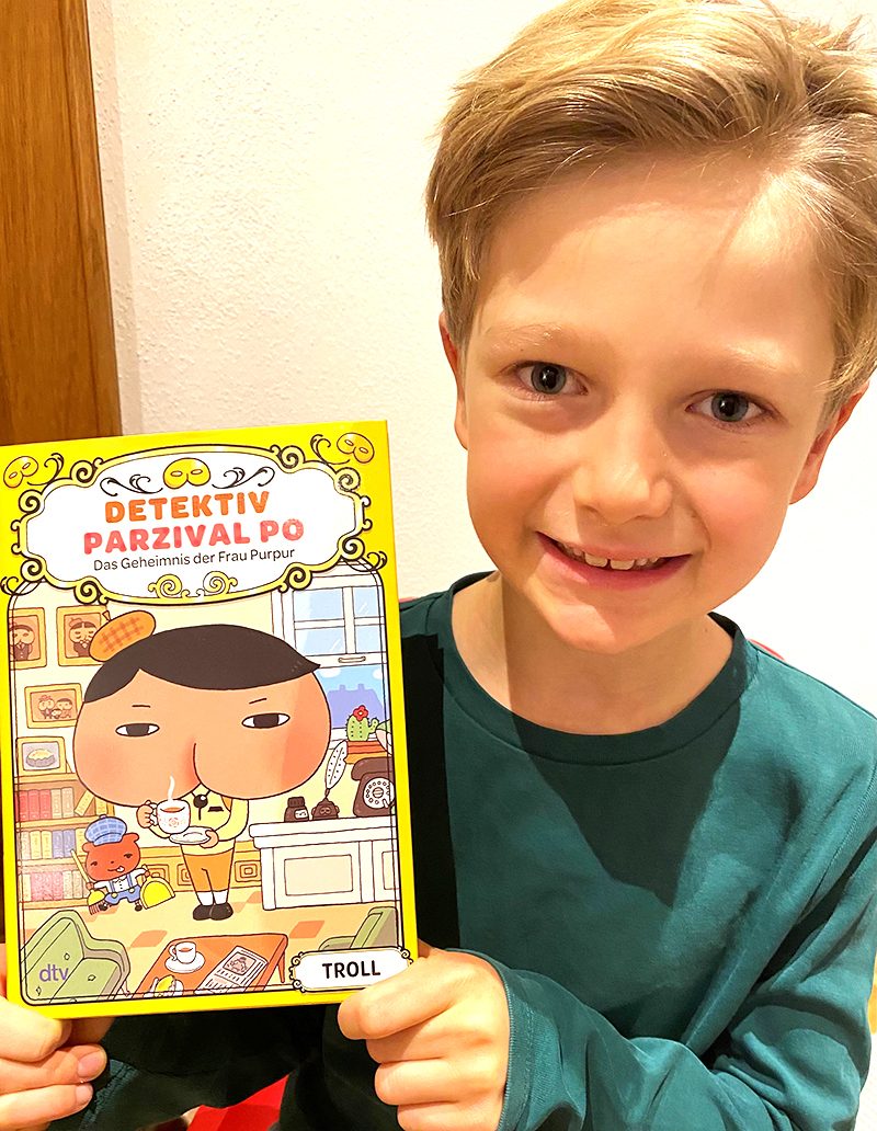 Junge mit Parzival Po Buch