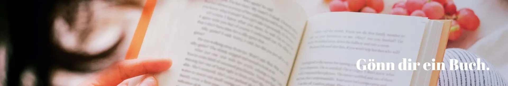 Lesende Frau und Text Gönn dir ein Buch.