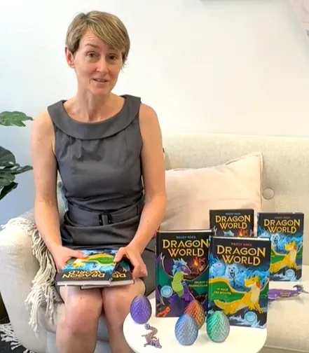 Meredith Badger, Teil des Autorinnen Duos Maddy Mara, mit den ersten beiden bänden der Dragon World-Reihe und Drachen-Eiern