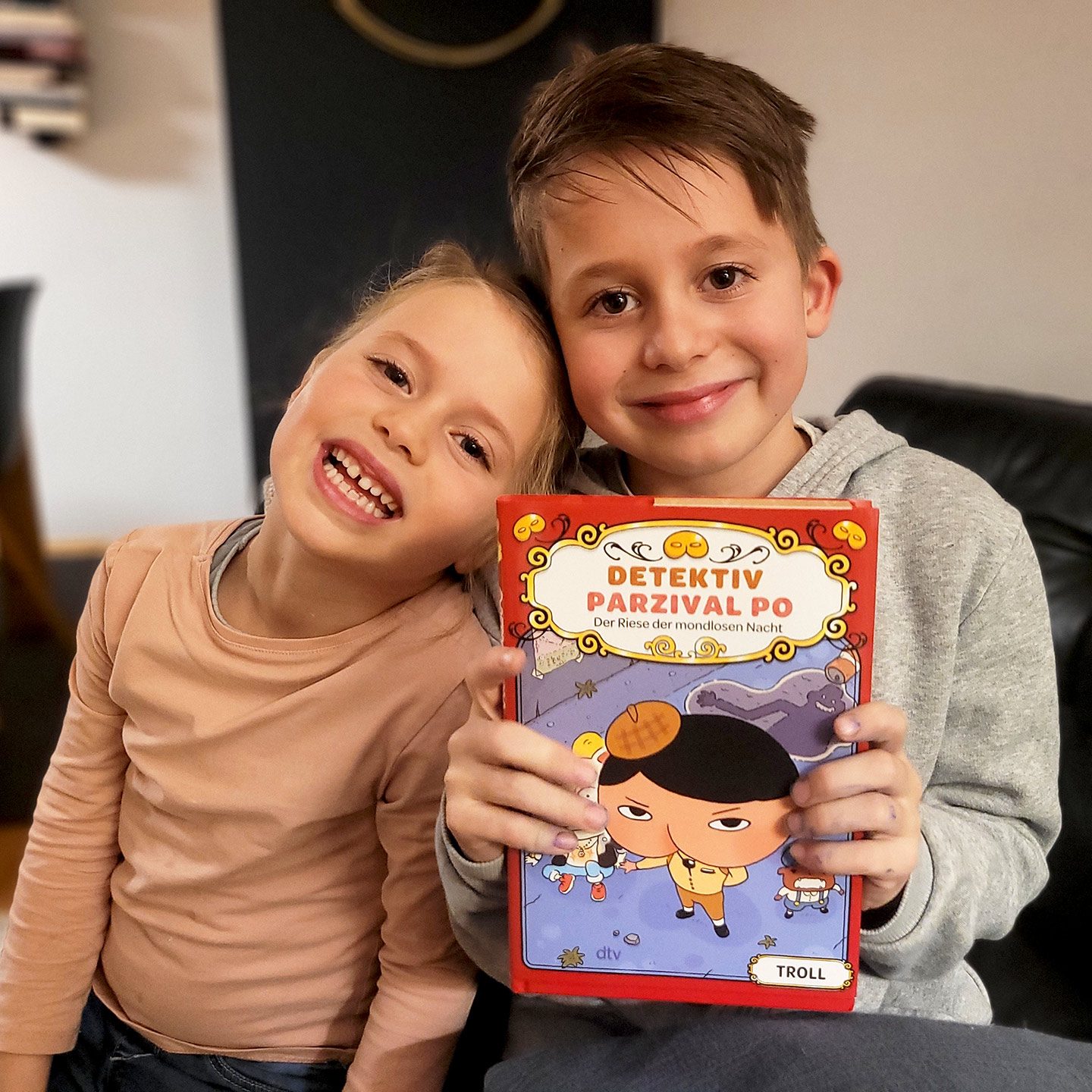 2 Kinder mit Parzival Po Buch