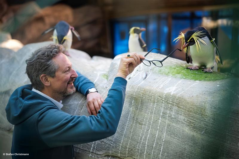 Bild vom Autor Eckart von Hirschhausen mit einem Pinguin