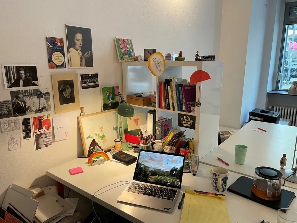Foto des Arbeitsplatzes von Autorin Alena Schröder.