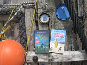 Zwei Bücher von Krischan Koch auf einem Boot
