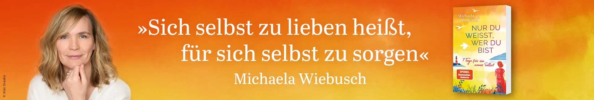 Orangener Hintergrund mit Autorin Michaela Wiebusch und ihrem Buch ›Nur du weißt wer du bist‹