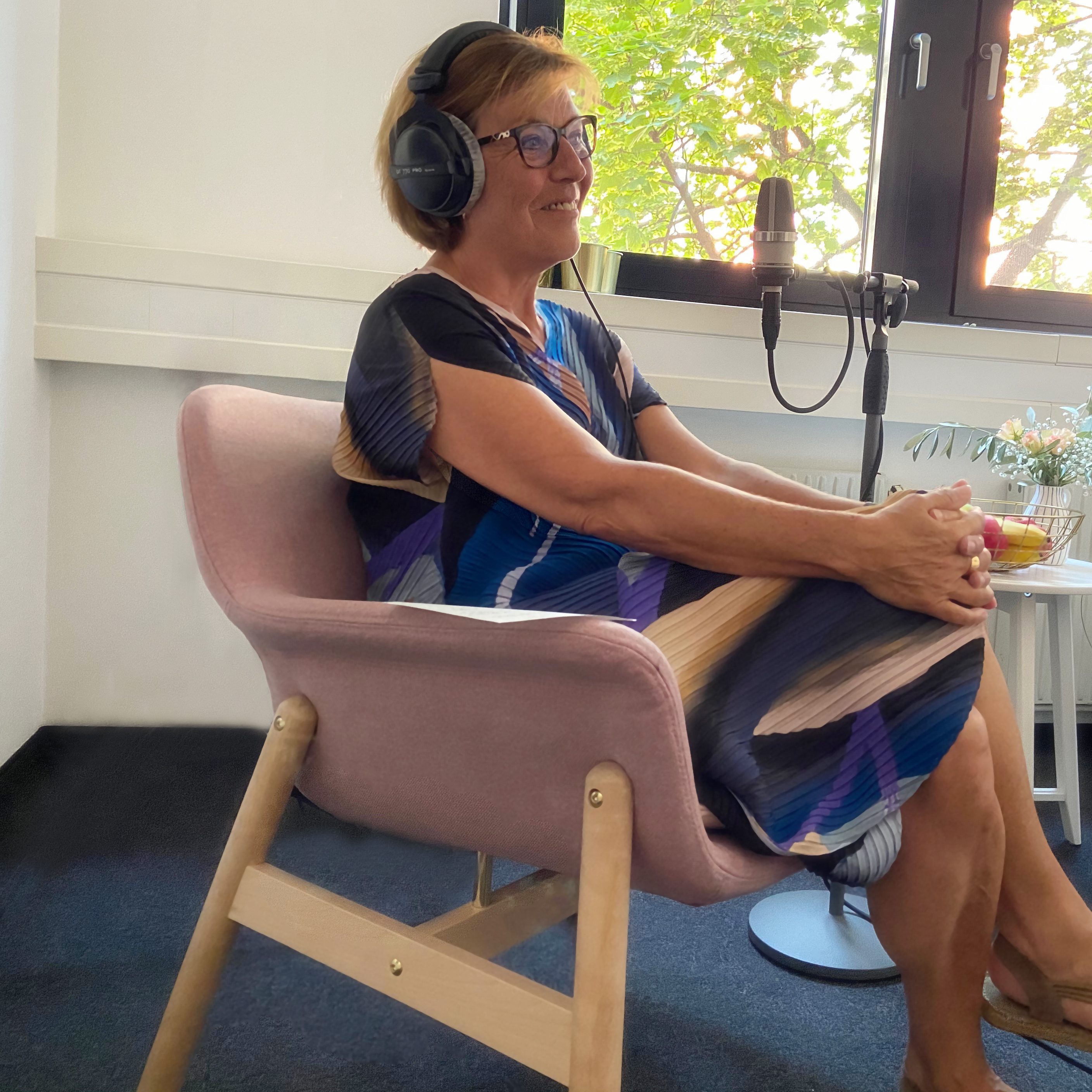 Foto von Dora Heldt bei einer Podcast Aufnahme. 