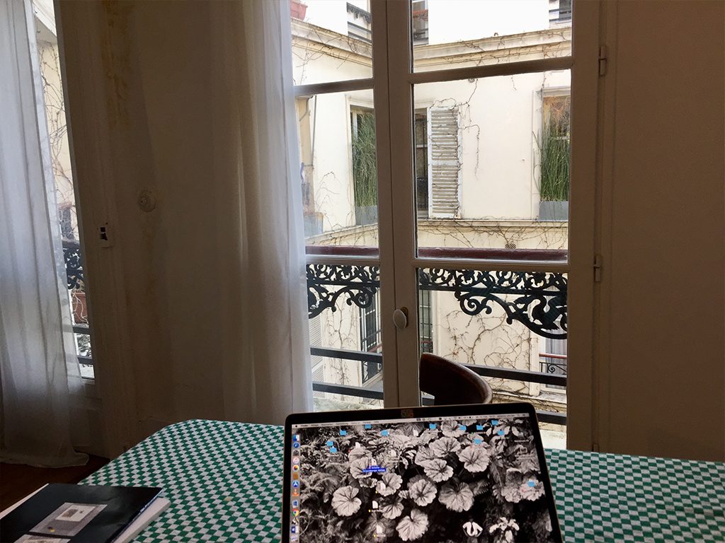 Foto des Arbeitsplatzes von Autorin Johanna Ardojan.