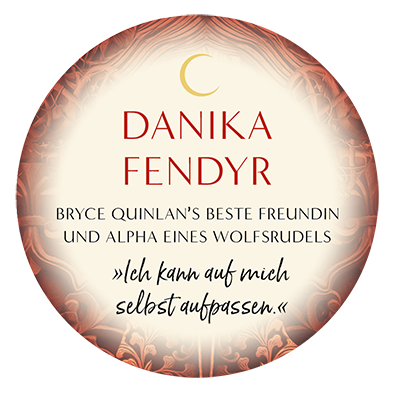 Runder Button mit dem Text Danika Fendyr, Bryce Quinlans beste Freundin und Alpha eines Wolfsrudels.