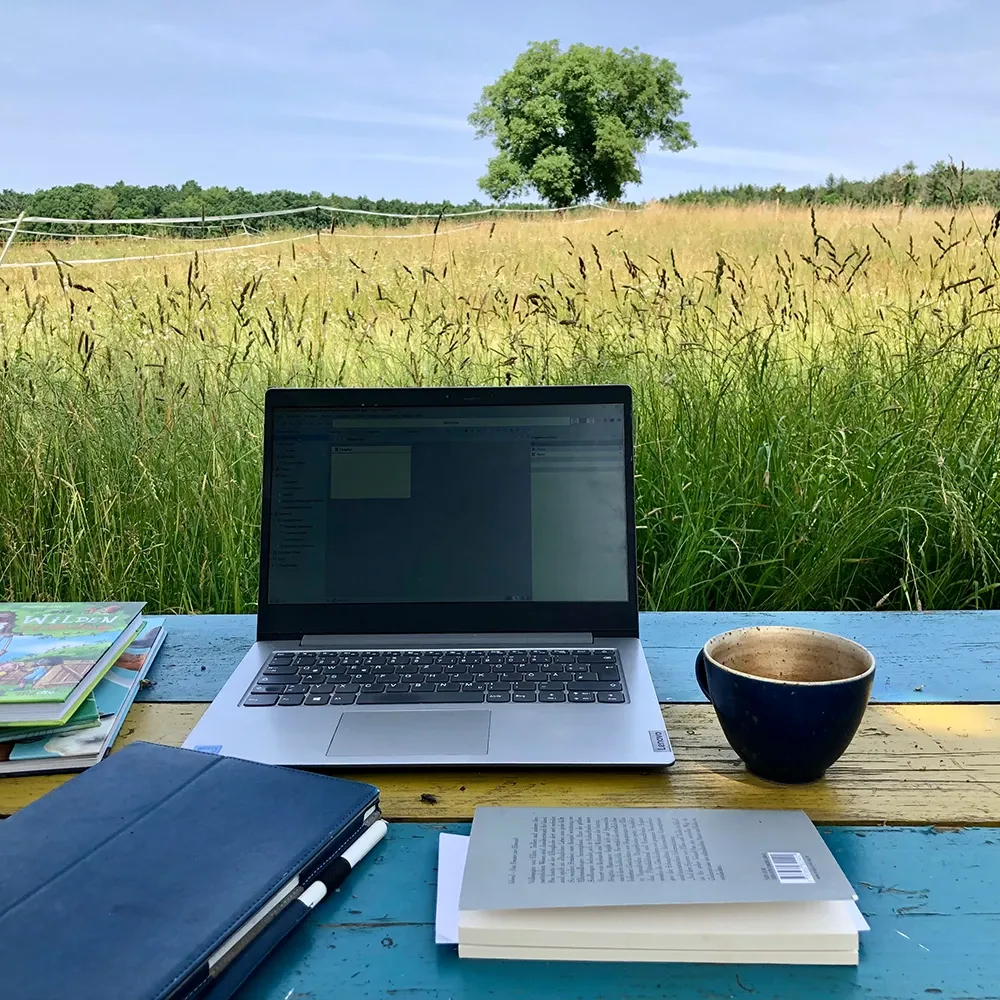 Foto des Arbeitsplatzes von Autorin Judith Allert.