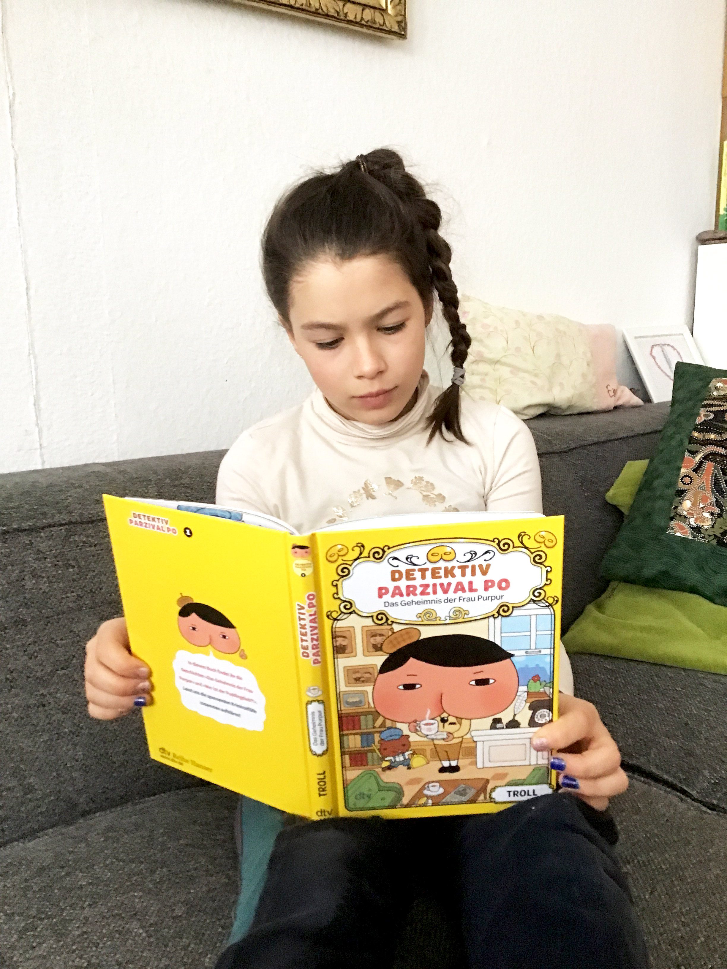 Kind mit Parzival Po Buch