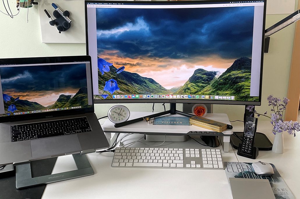 Foto des Arbeitsplatzes von Autorin Rena Fischer.