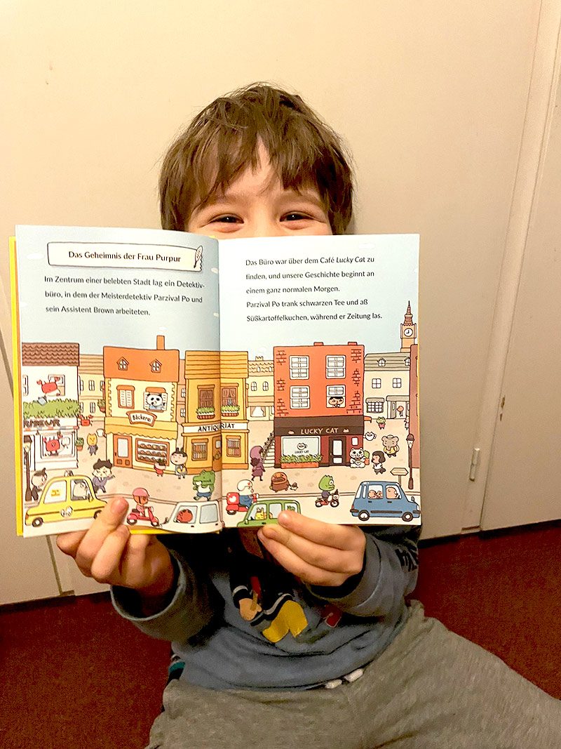 Kind mit aufgeklappten Parzival PO Buch